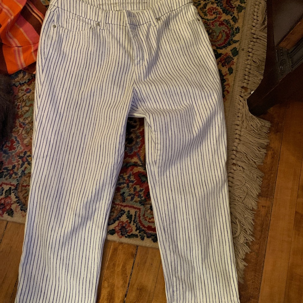 Chico’s so slimming girlfriend crop-stretch. Never worn . Retail 69